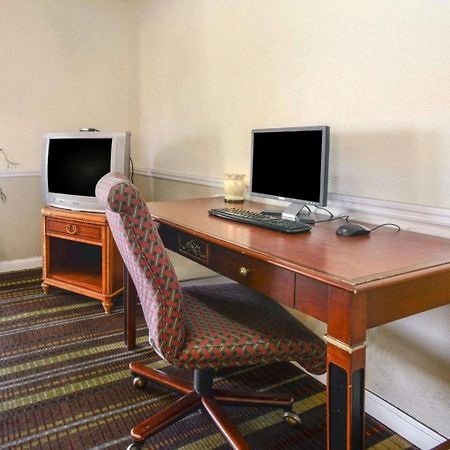Econo Lodge Inn & Suites Carbondale Bagian luar foto