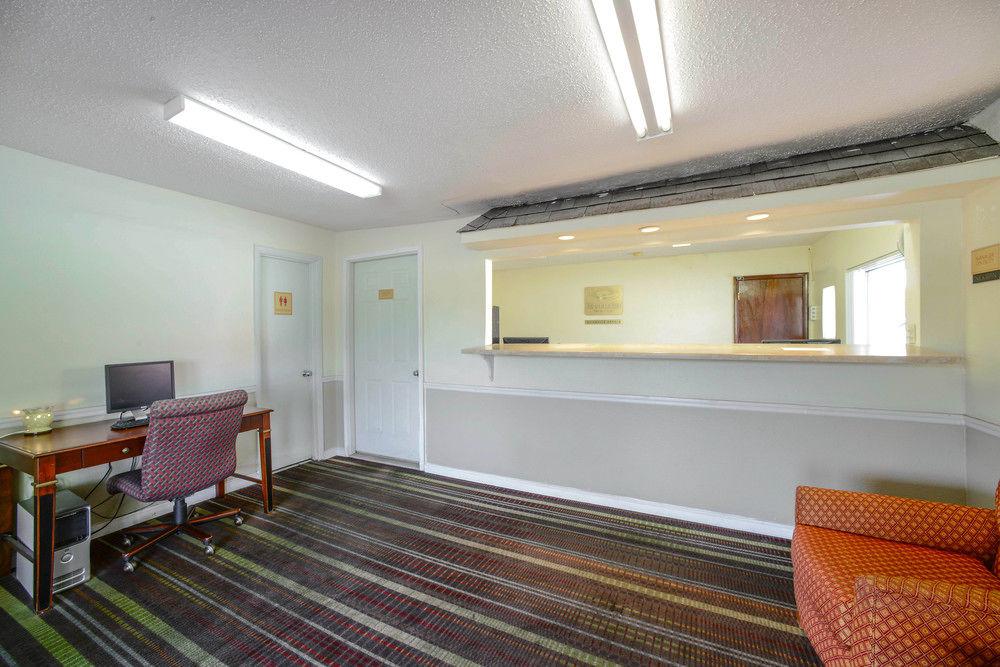 Econo Lodge Inn & Suites Carbondale Bagian luar foto