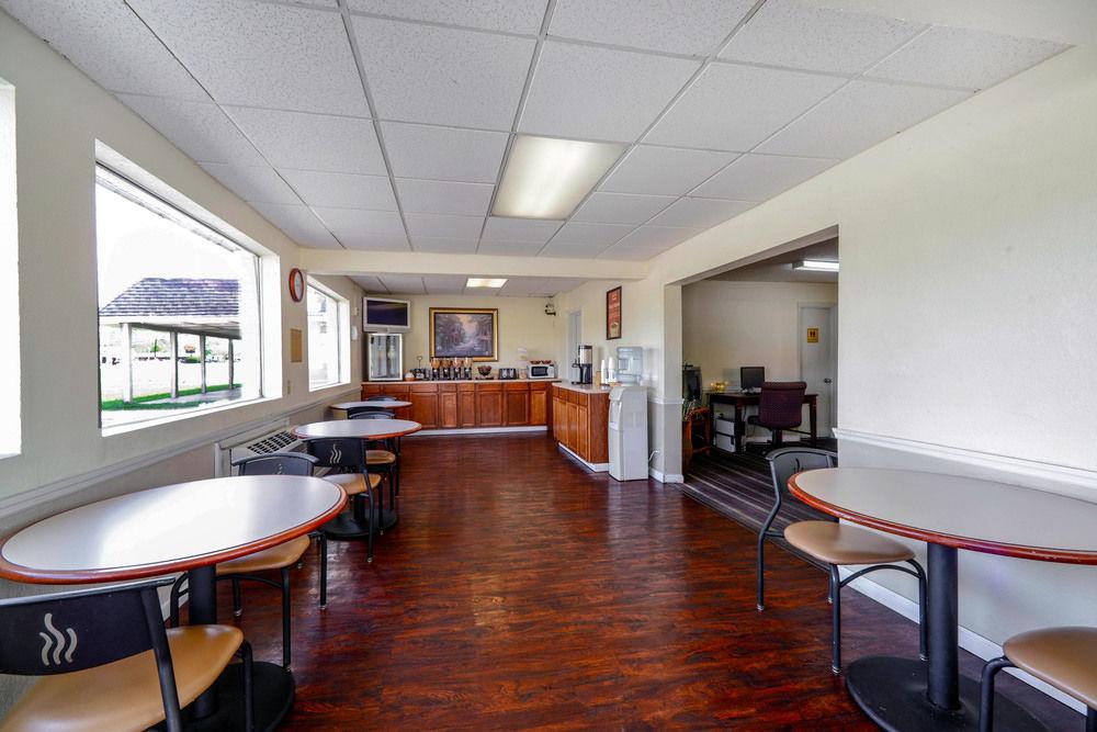 Econo Lodge Inn & Suites Carbondale Bagian luar foto