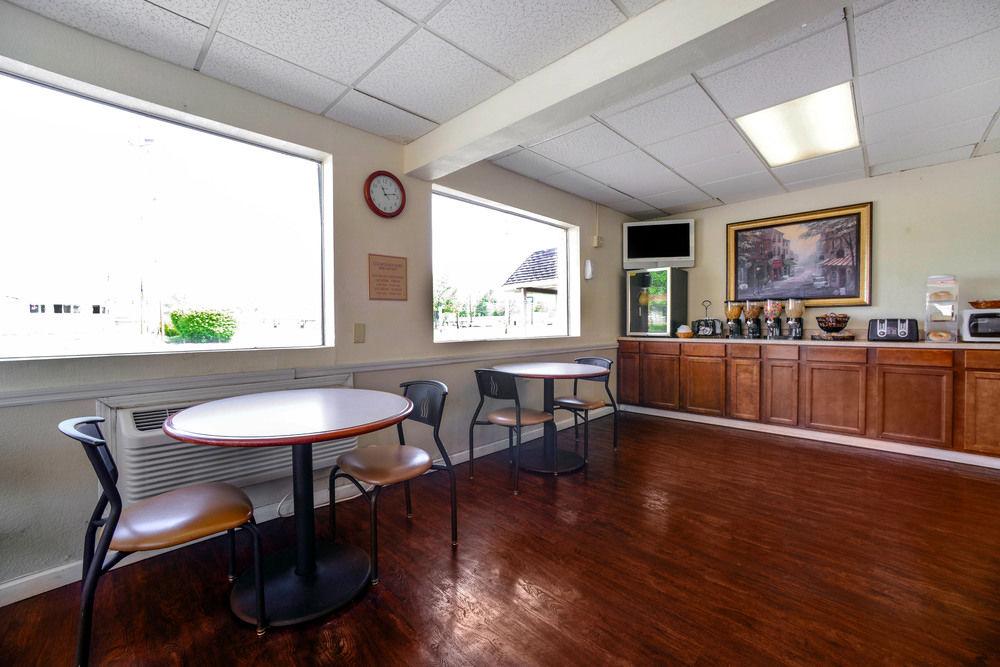 Econo Lodge Inn & Suites Carbondale Bagian luar foto