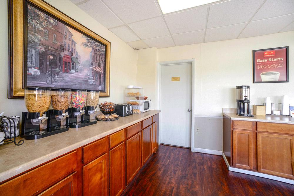 Econo Lodge Inn & Suites Carbondale Bagian luar foto