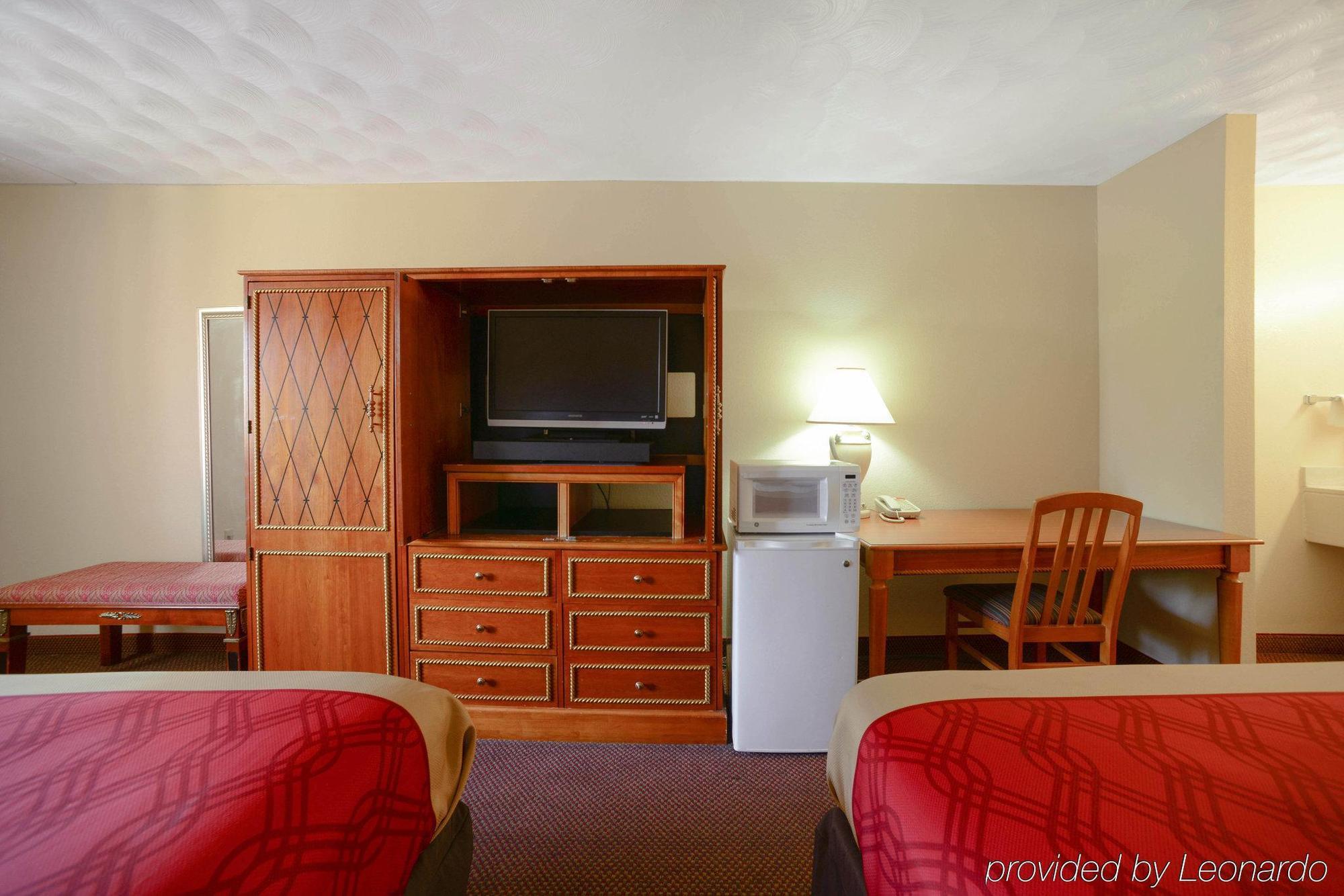 Econo Lodge Inn & Suites Carbondale Bagian luar foto