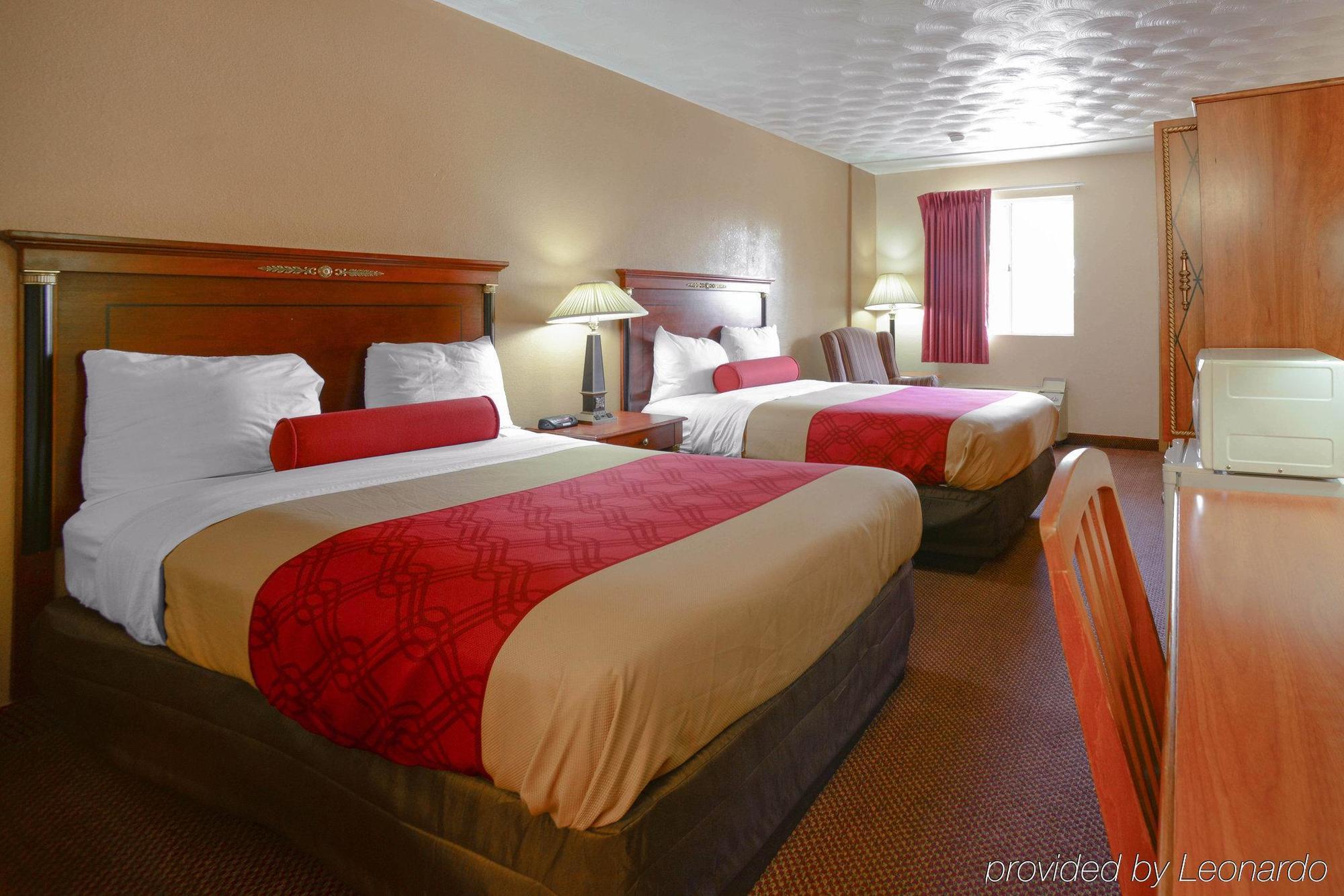 Econo Lodge Inn & Suites Carbondale Bagian luar foto