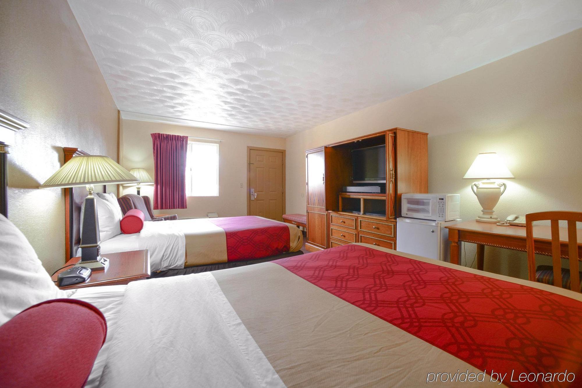 Econo Lodge Inn & Suites Carbondale Bagian luar foto