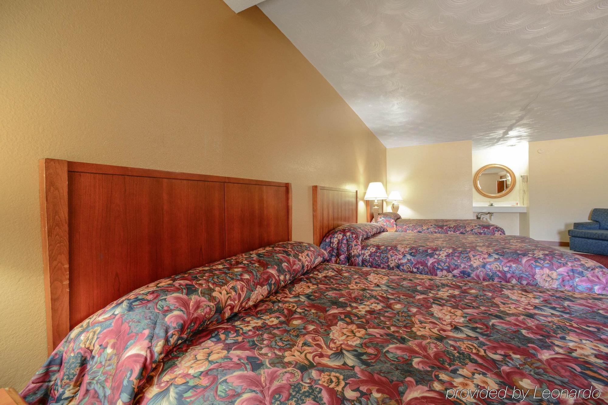 Econo Lodge Inn & Suites Carbondale Bagian luar foto