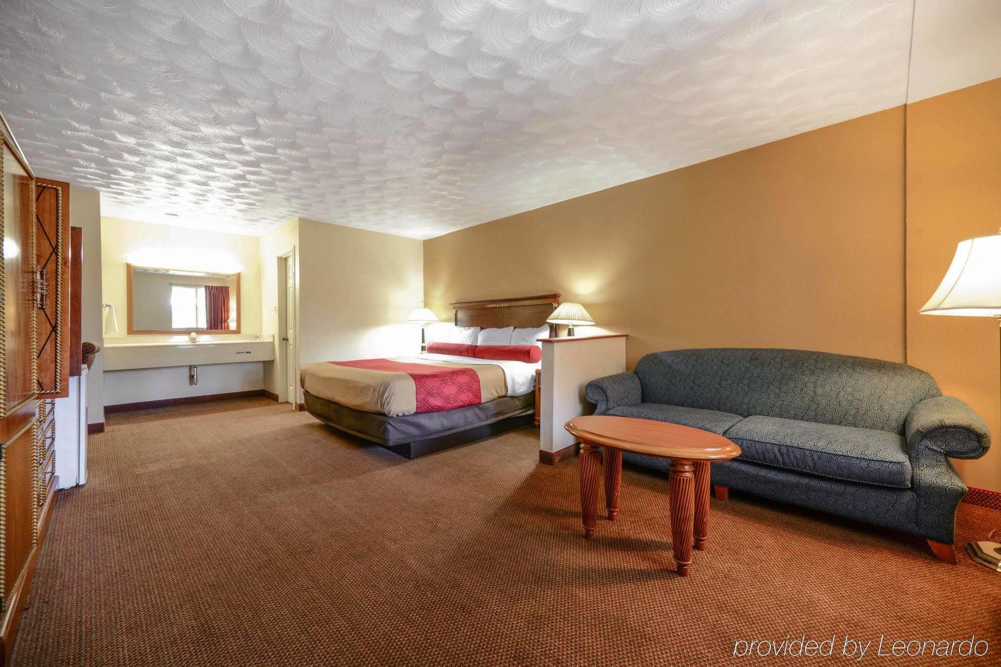 Econo Lodge Inn & Suites Carbondale Bagian luar foto