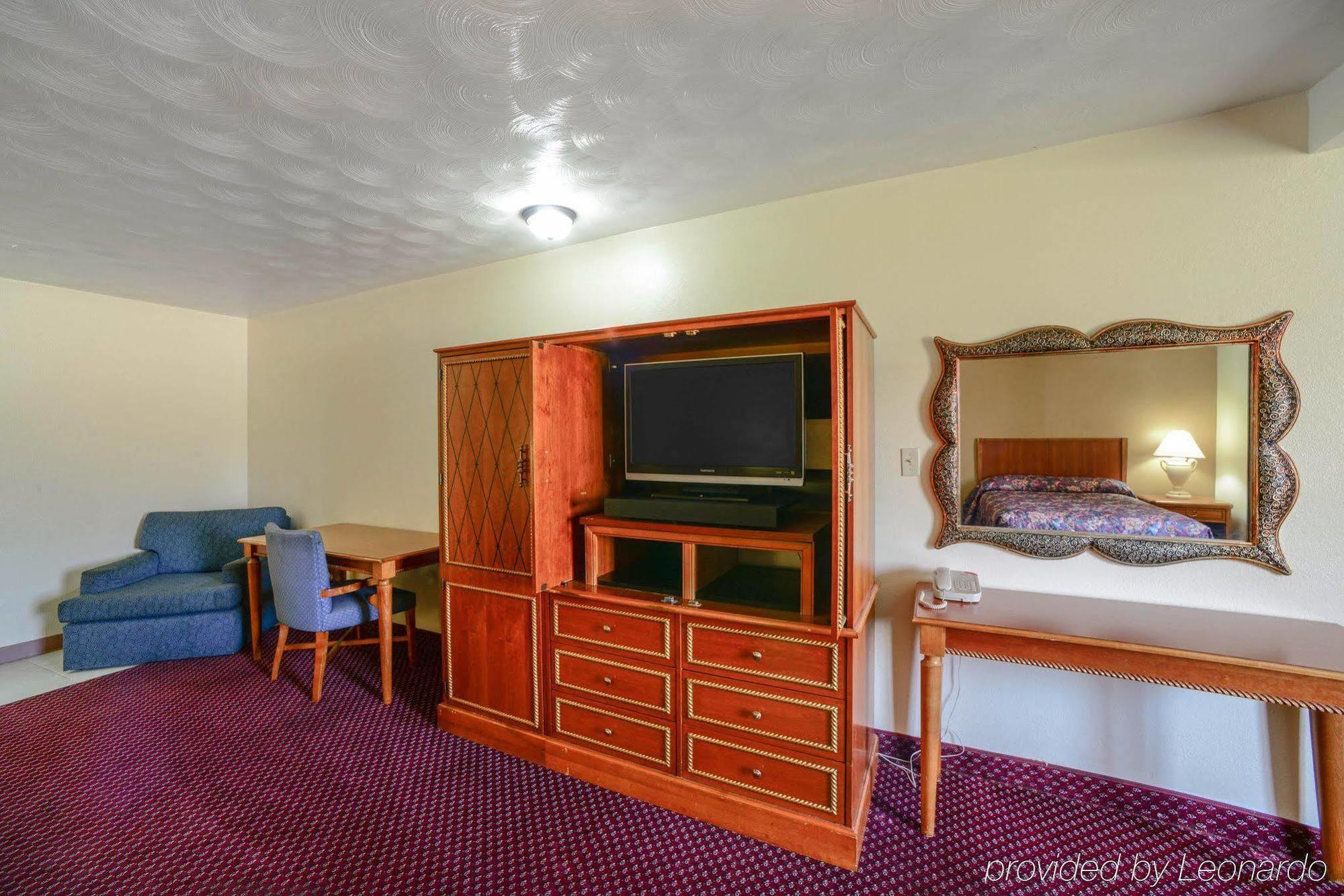 Econo Lodge Inn & Suites Carbondale Bagian luar foto