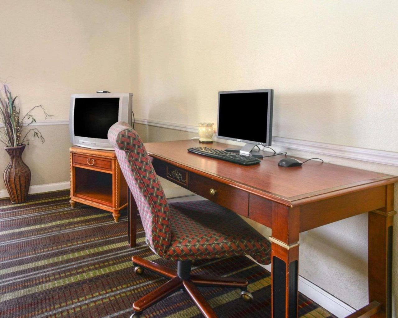 Econo Lodge Inn & Suites Carbondale Bagian luar foto