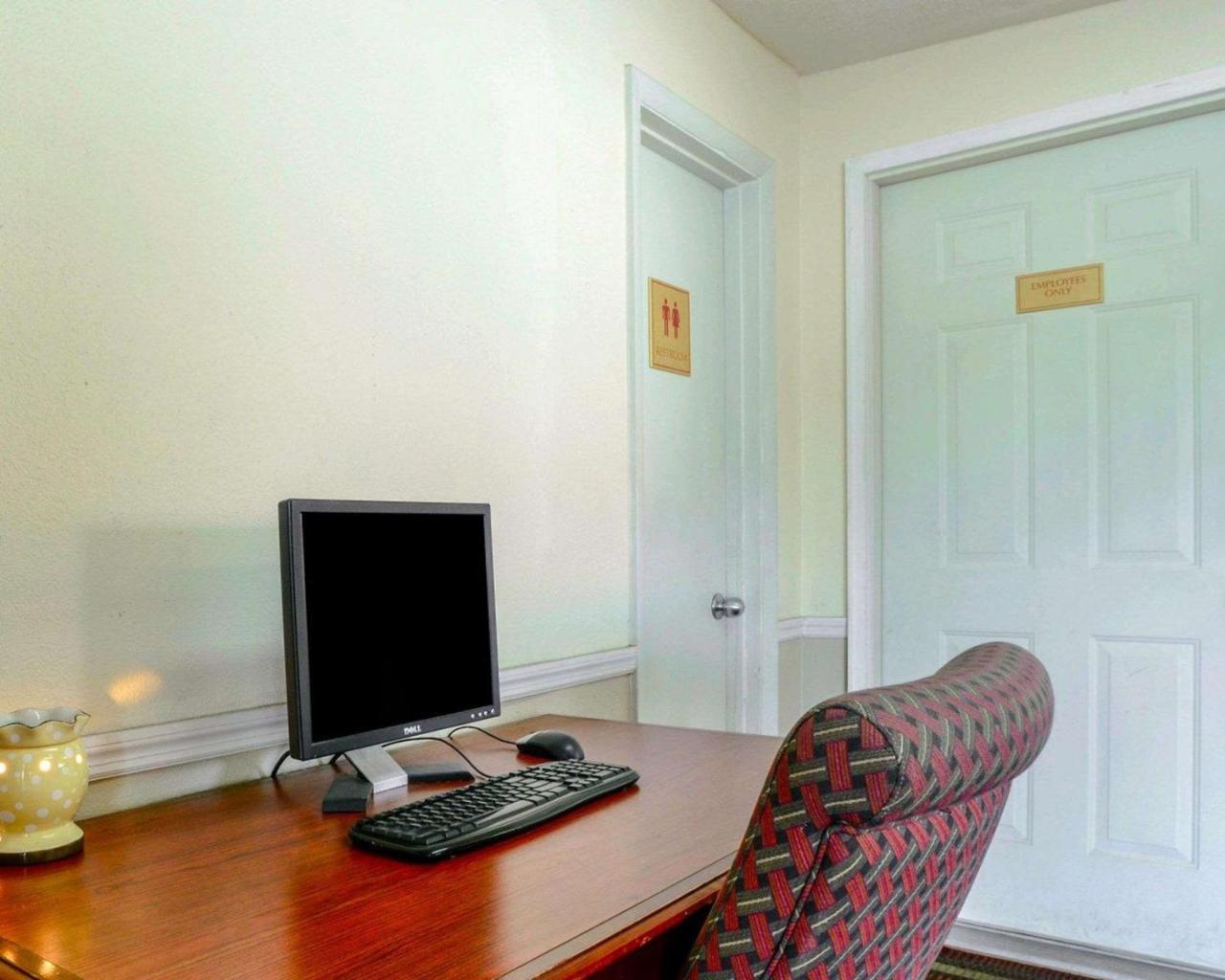 Econo Lodge Inn & Suites Carbondale Bagian luar foto
