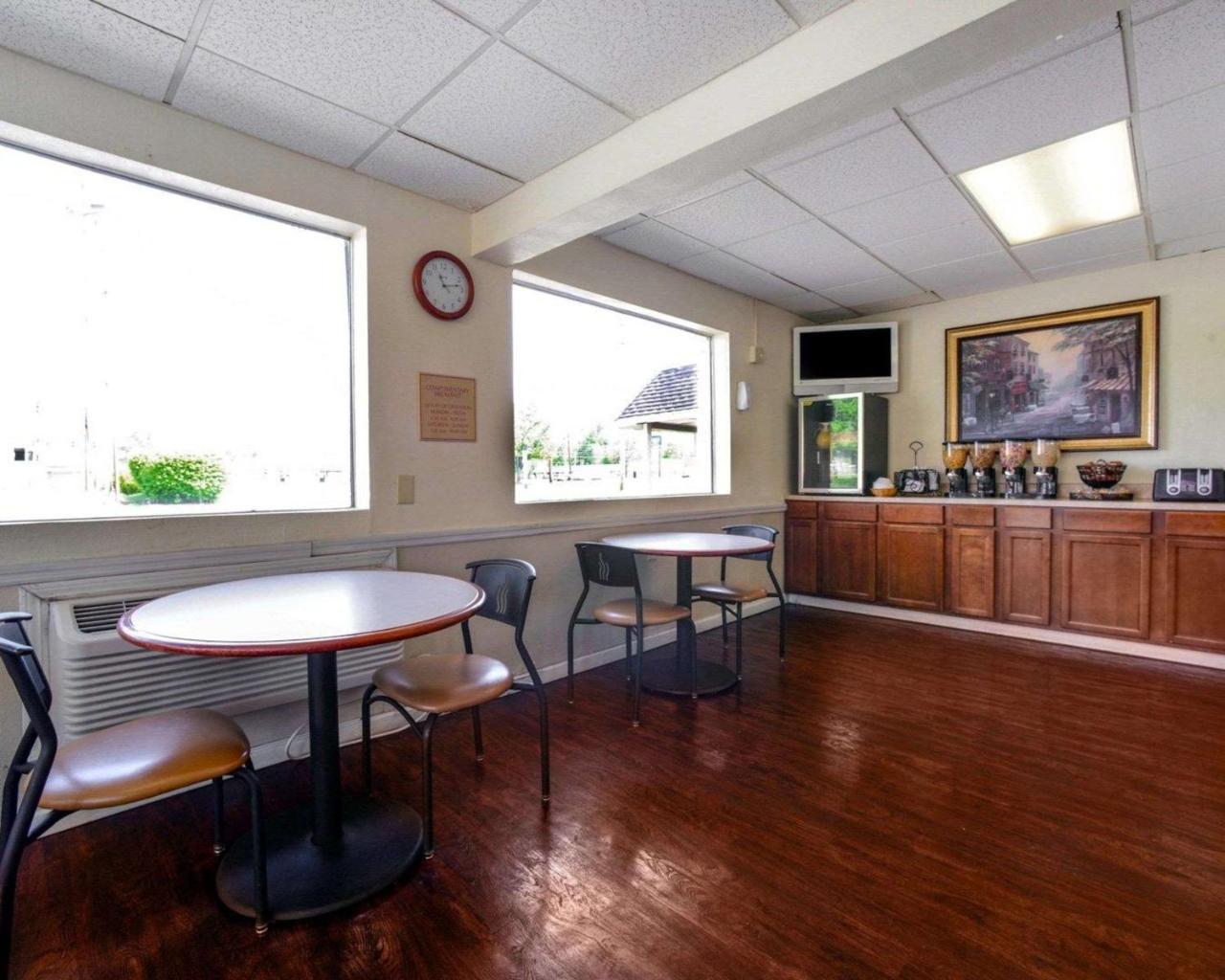 Econo Lodge Inn & Suites Carbondale Bagian luar foto
