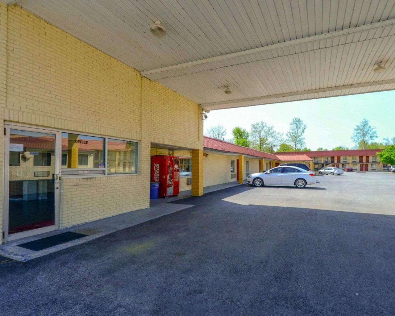 Econo Lodge Inn & Suites Carbondale Bagian luar foto