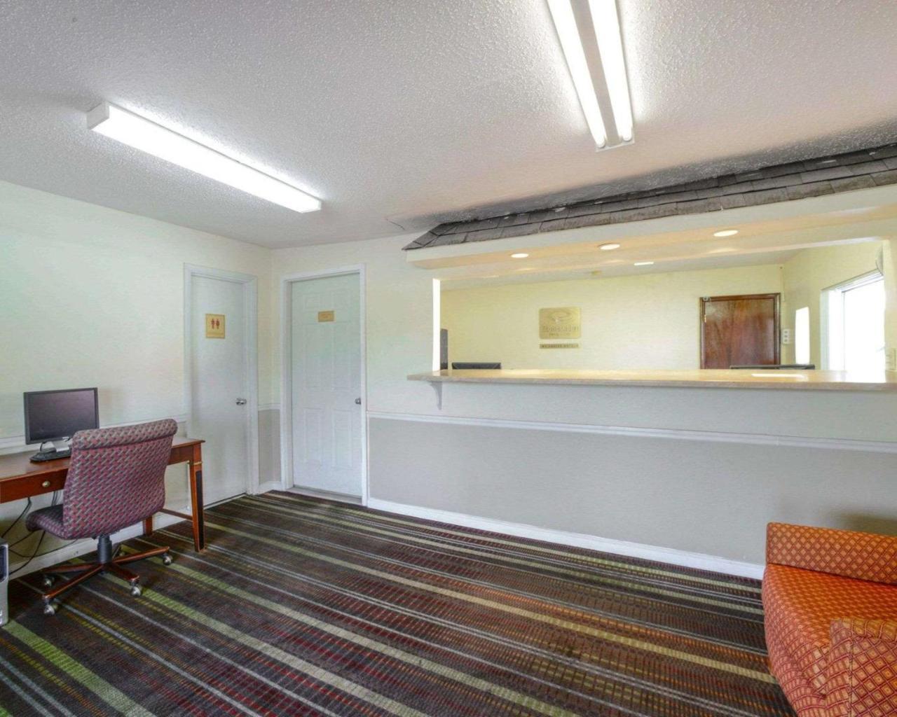 Econo Lodge Inn & Suites Carbondale Bagian luar foto