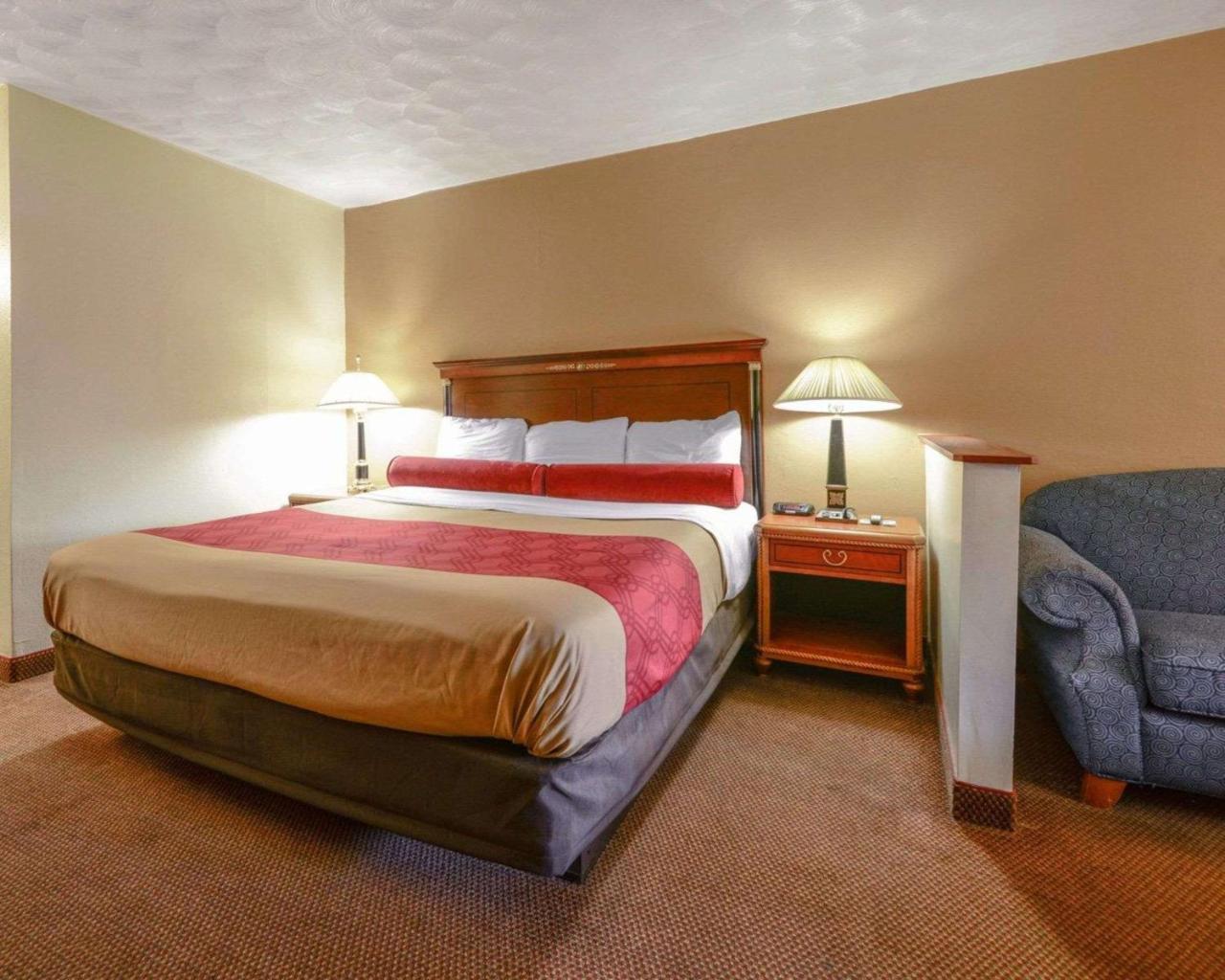 Econo Lodge Inn & Suites Carbondale Bagian luar foto