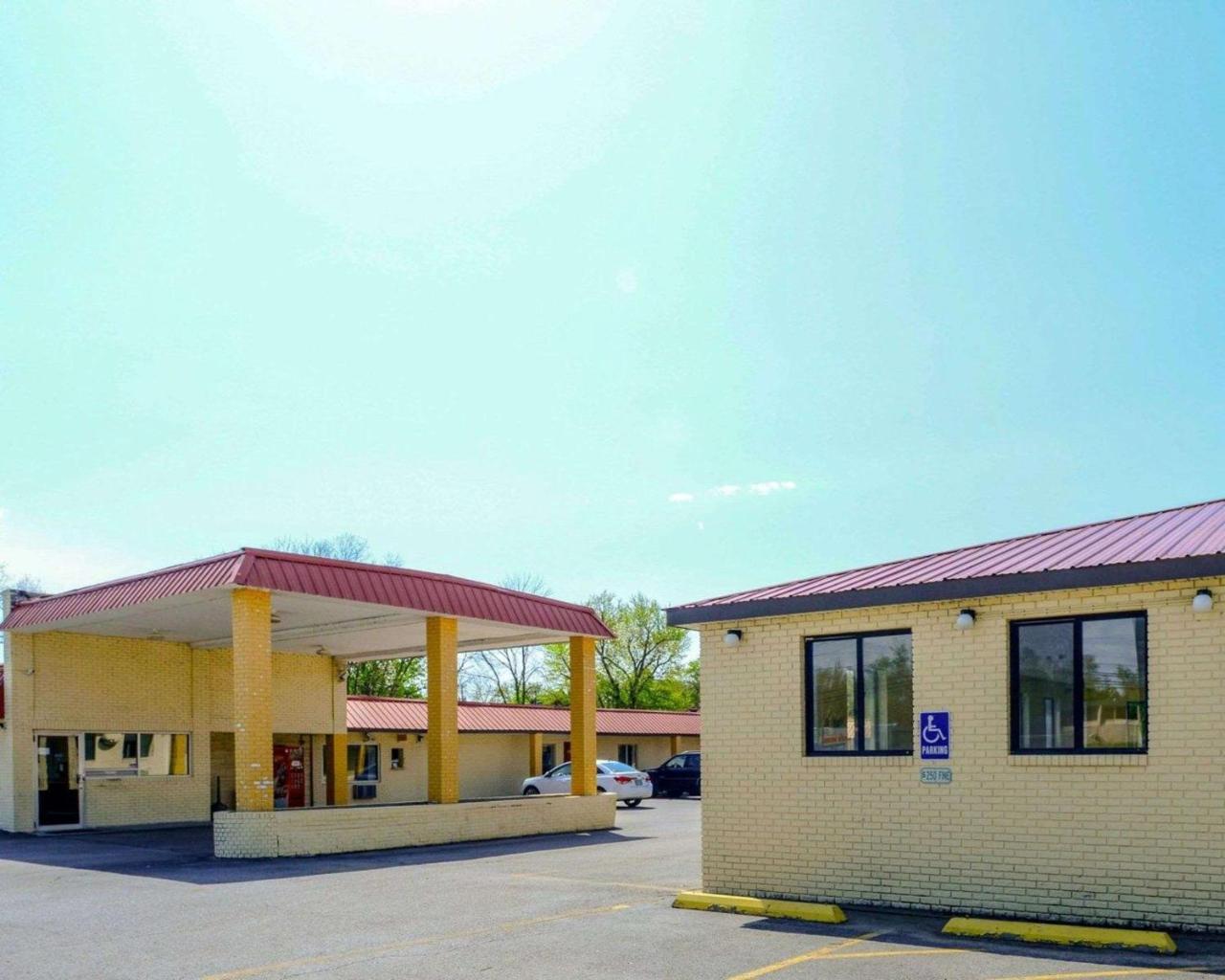Econo Lodge Inn & Suites Carbondale Bagian luar foto