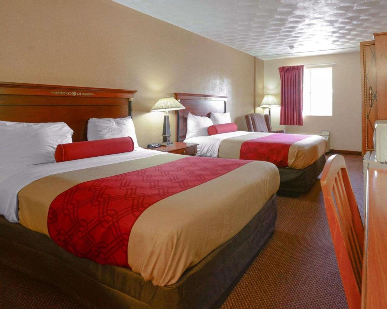 Econo Lodge Inn & Suites Carbondale Bagian luar foto