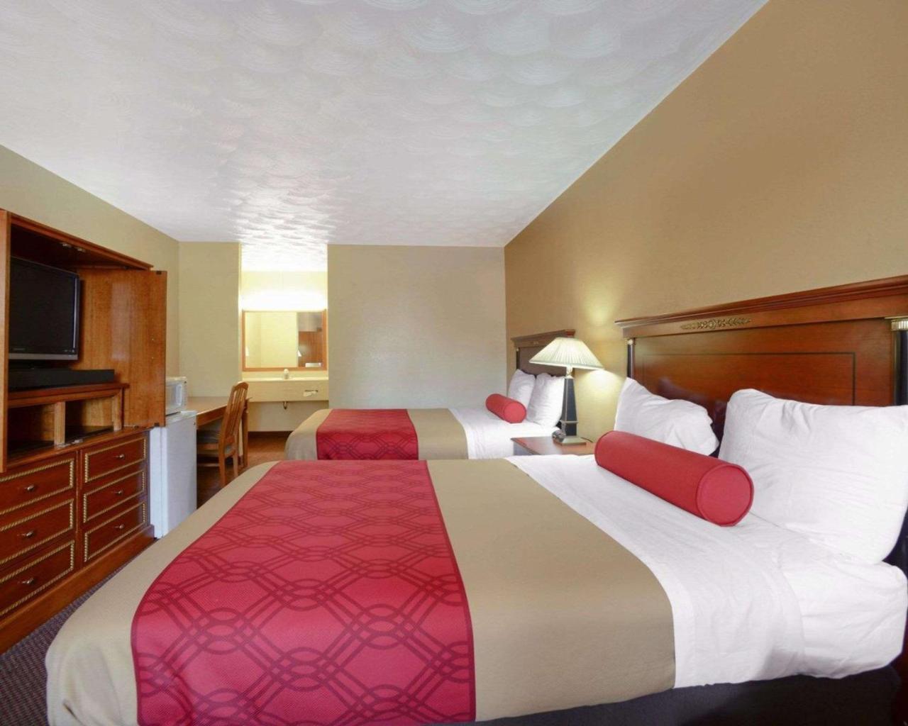 Econo Lodge Inn & Suites Carbondale Bagian luar foto