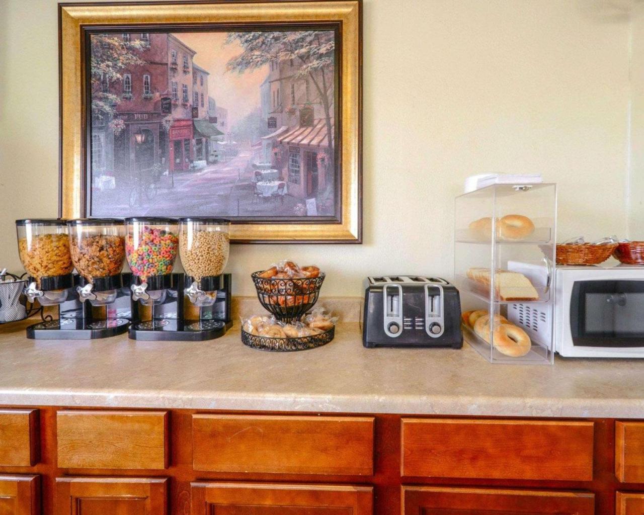 Econo Lodge Inn & Suites Carbondale Bagian luar foto