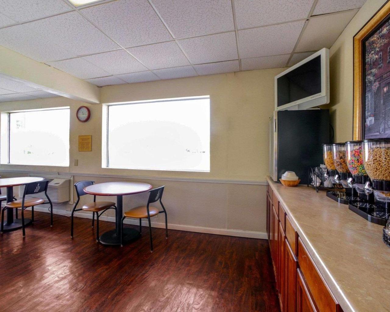 Econo Lodge Inn & Suites Carbondale Bagian luar foto