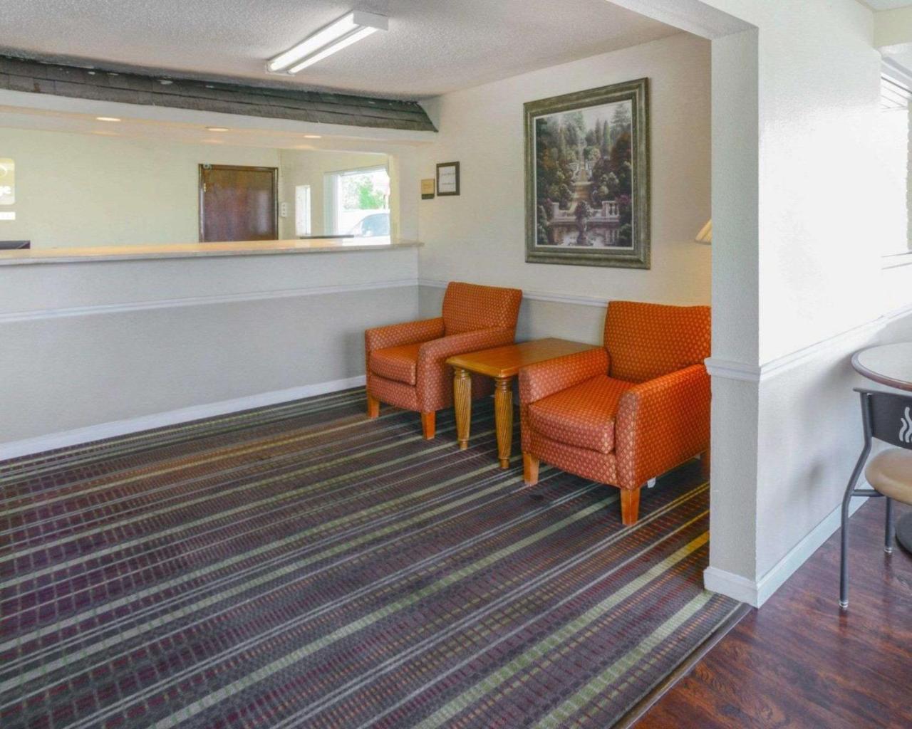 Econo Lodge Inn & Suites Carbondale Bagian luar foto