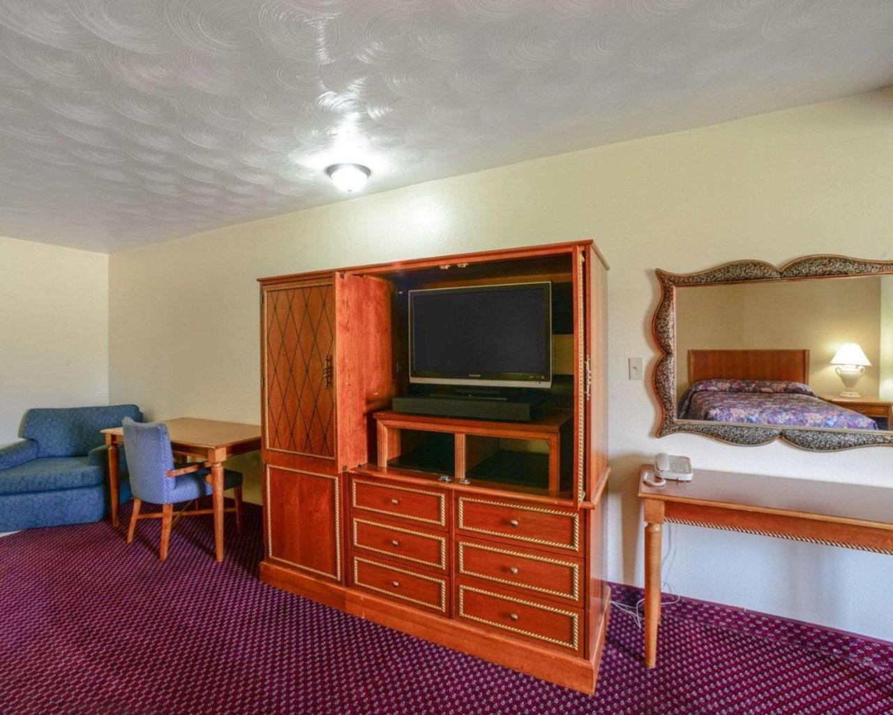 Econo Lodge Inn & Suites Carbondale Bagian luar foto