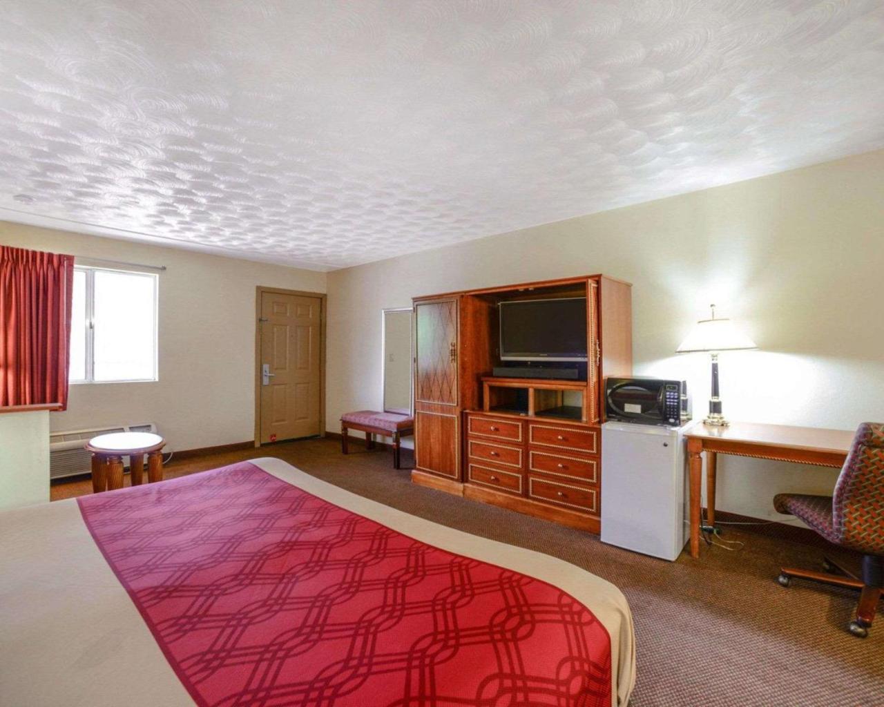 Econo Lodge Inn & Suites Carbondale Bagian luar foto