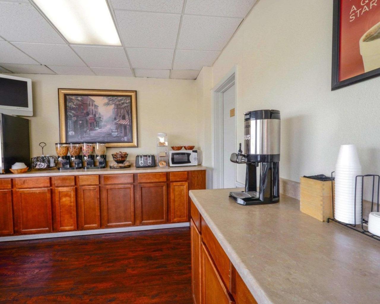 Econo Lodge Inn & Suites Carbondale Bagian luar foto
